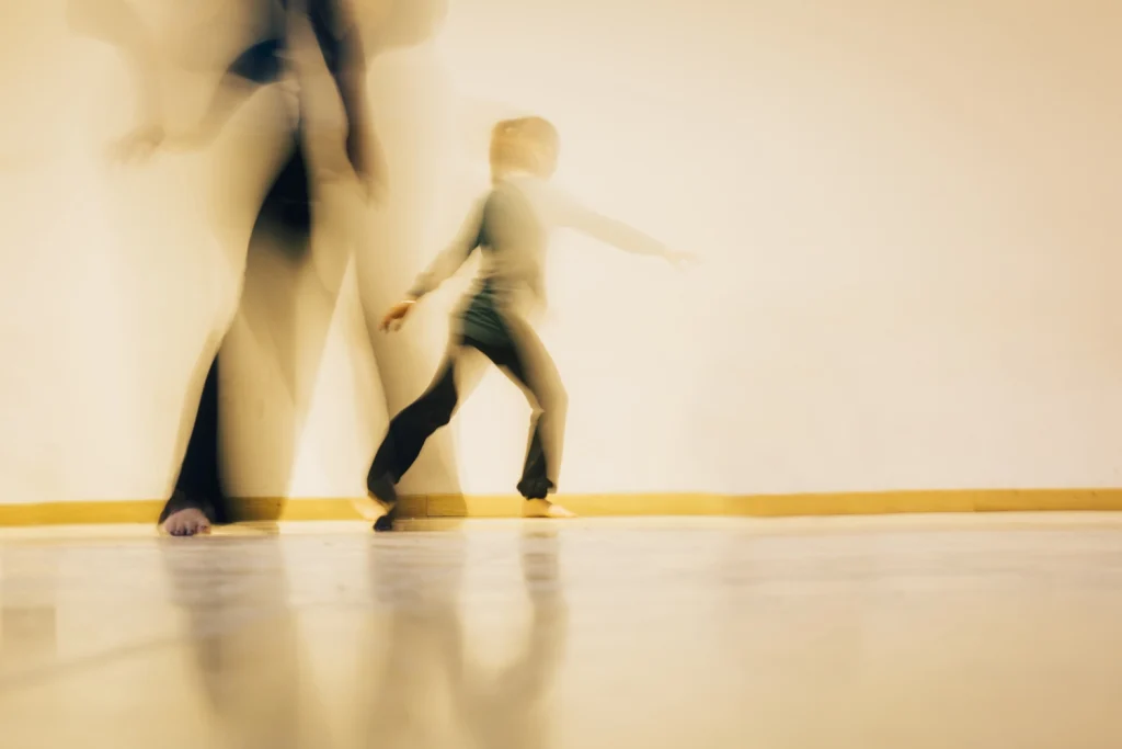 Persona in movimento su sfondo pulito, simbolo del cammino interiore e della trasformazione personale – percorso Roots & Desire di Barbara Spagnolo